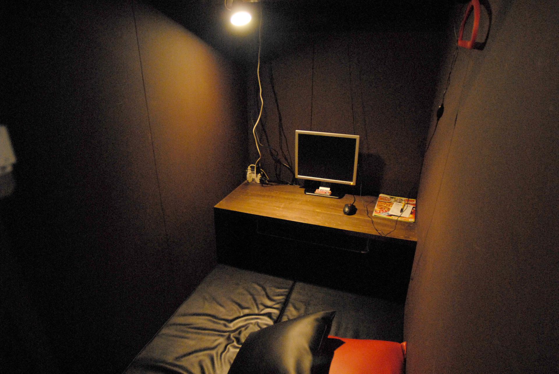 the-story-of-recluse-japanese-people-living-in-the-internet-cafe-j